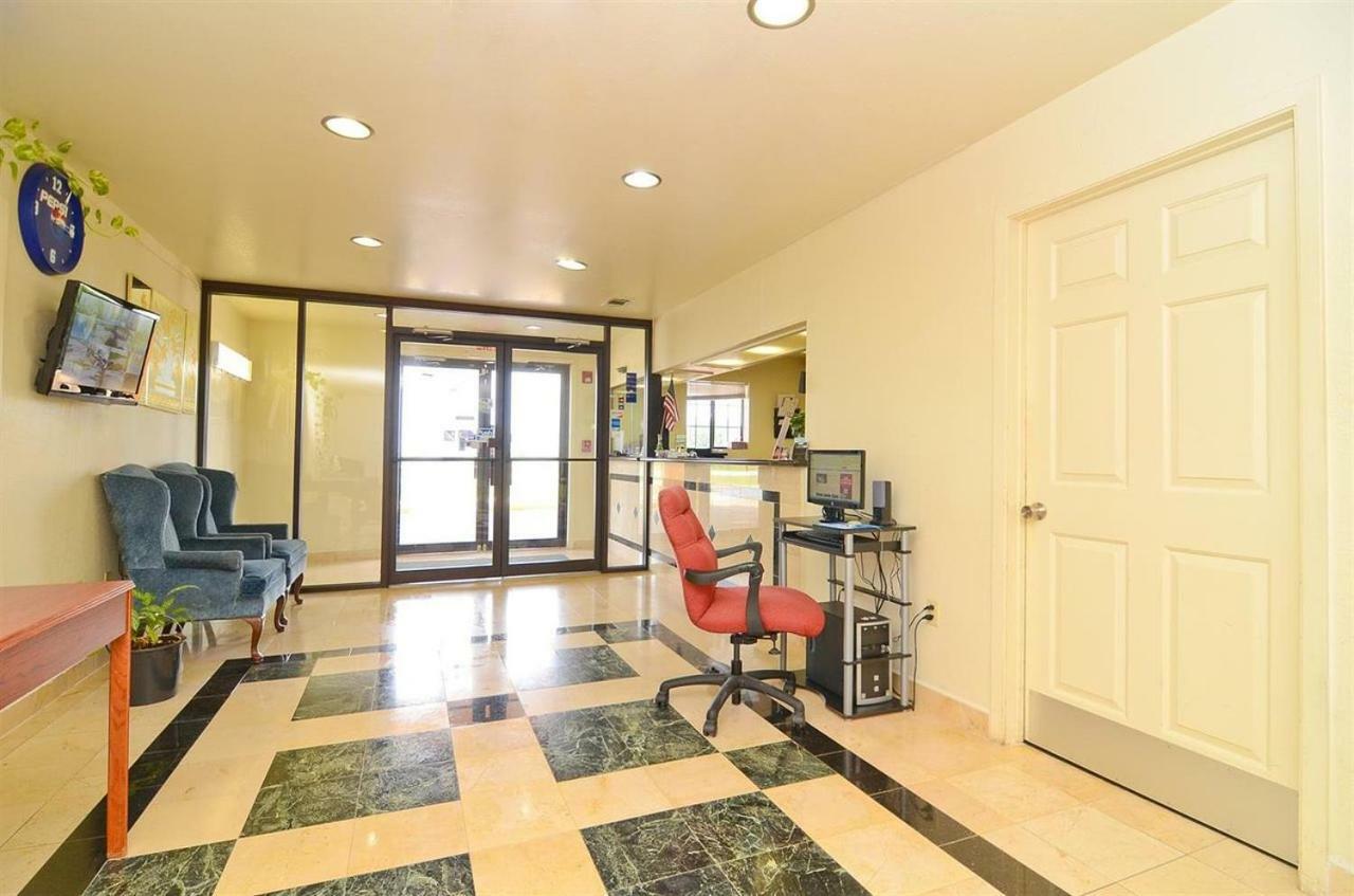 Pine Point Inn & Suites Smithville Esterno foto