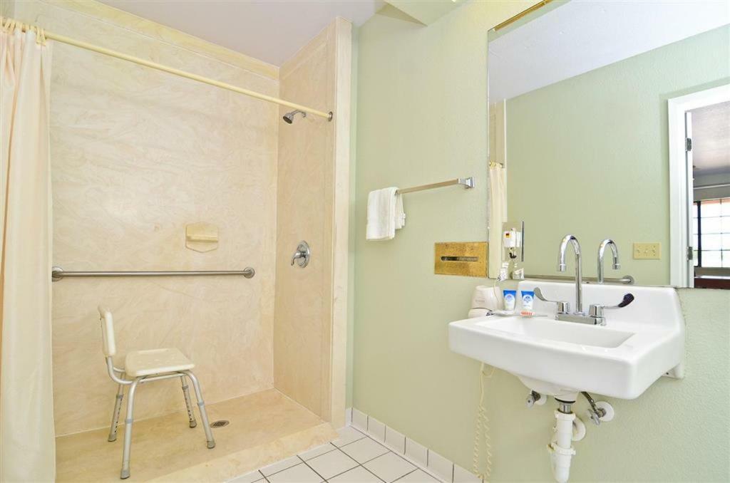Pine Point Inn & Suites Smithville Esterno foto