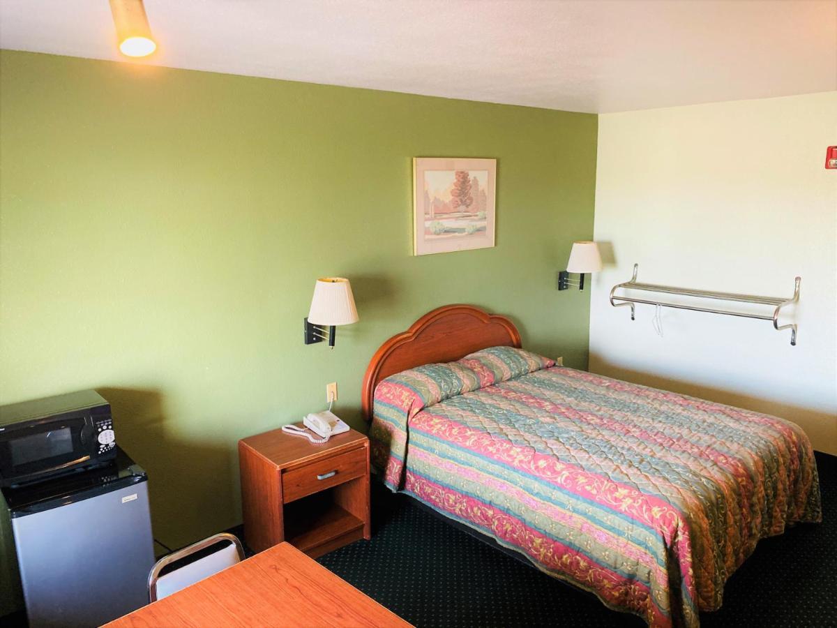 Pine Point Inn & Suites Smithville Esterno foto