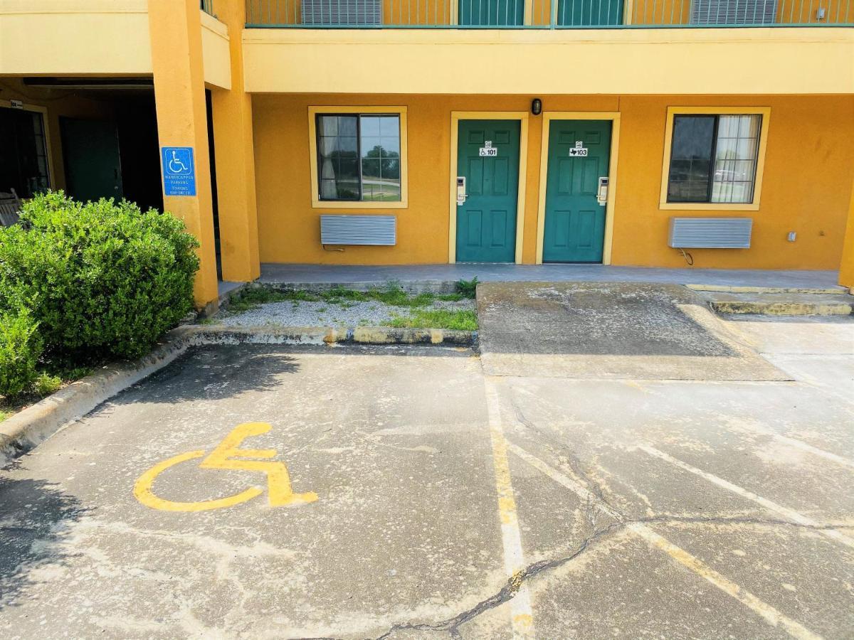 Pine Point Inn & Suites Smithville Esterno foto